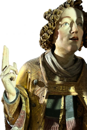 Erzengel Gabriel aus dem Engelsgruß von Veit Stoß im Segensgestus mit gestrecktem Zeige- und Mittelfinger und gebeugtem Ring- und Kleinfinger